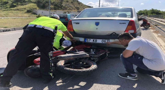 Sinopta trafik kazasında motosiklet sürücüsü yaralandı