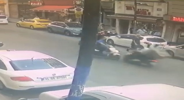 Şişlide ilginç kaza kamerada: İki motosikletli kafa kafaya çarpıştı