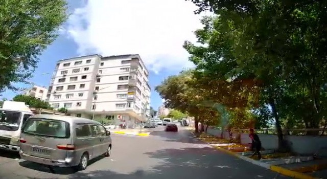 Şişlide yol vermek isteyen kamyonetin devrilme anı kamerada