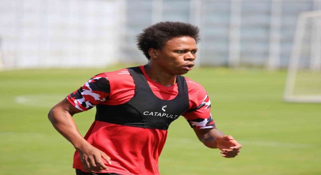 Sivassporun yeni transferi Clinton NJie ilk idmanına çıktı