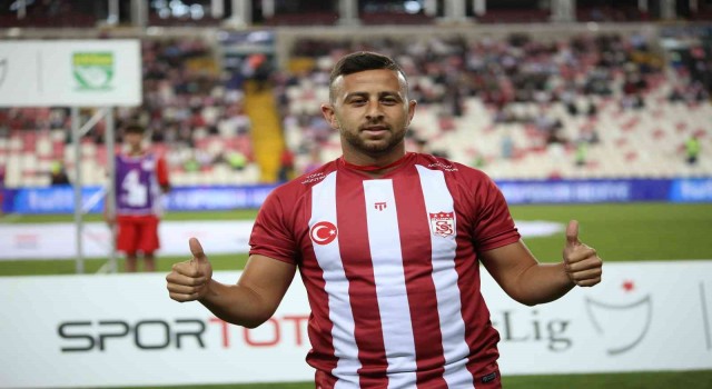 Sivassporun yeni transferi Dia Saba stadyumda taraftarı selamladı
