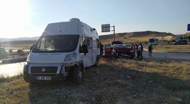 Sivasta karavan ile otomobil çarpıştı: 7 yaralı