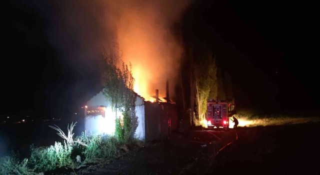 Sivasta korkutan yangın, müstakil ev yangında kül oldu