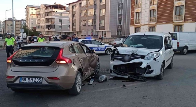 Sivasta otomobiller çarpıştı: 3ü çocuk 6 yaralı