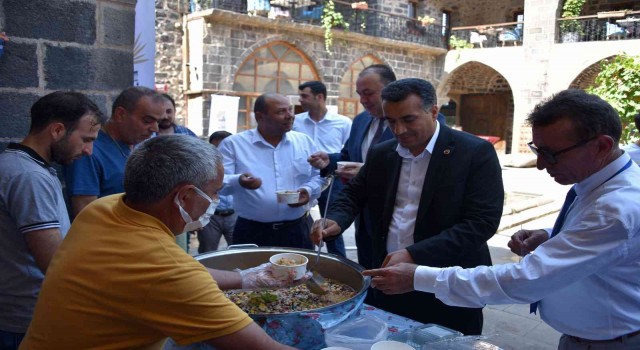 Siverekte 20 bin kişiye aşure ikram edildi