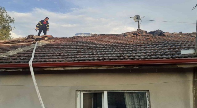 Söğütte iki evin çatısı yandı