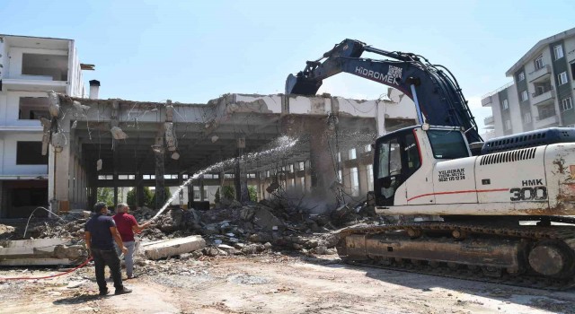 Sökede öğretmenevi binasının yıkımına başlandı