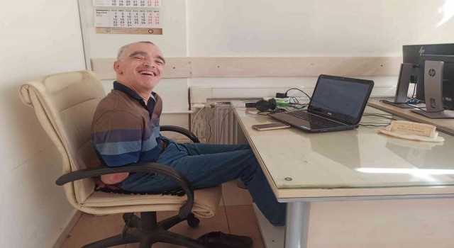 Spastik engelli ayak parmaklarıyla web tasarımı yapıyor