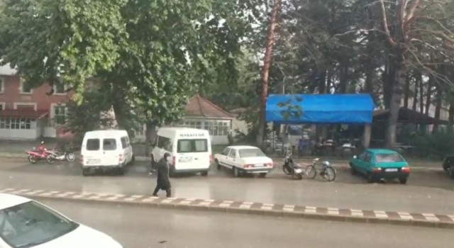 Şuhutta sağanak yağış ve dolu hayatı olumsuz etkiledi