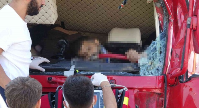 Sultanbeylide 2 kamyonun çarpıştığı kazada 1 kişi hayatını kaybetti