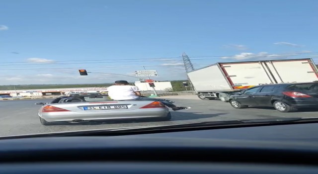 Sultanbeylide üstü açık otomobilde tehlikeli yolculuk kamerada
