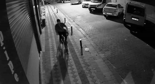 Sultangazide binaya giren hırsız ayakkabı ve bisiklet çaldı