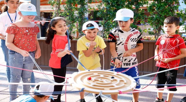 Sultangazide çocuklar Bilim Firarda ile hem eğleniyor hem de öğreniyor