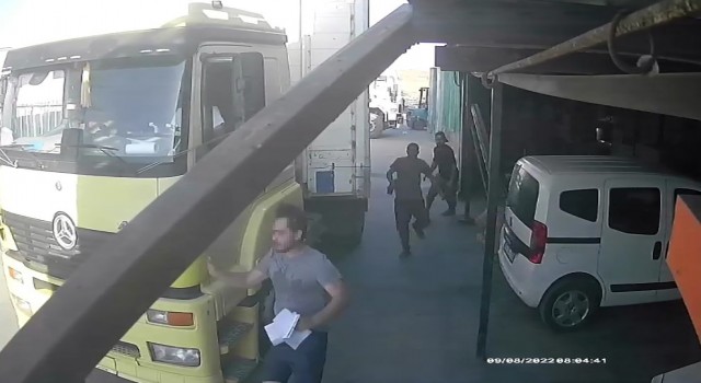 Sultangazide sanayide çalışan işçi elinde matkapla iş yeri sahibini kovaladı