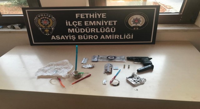 Şüpheli araçta silah ve uyuşturucu madde ele geçirildi