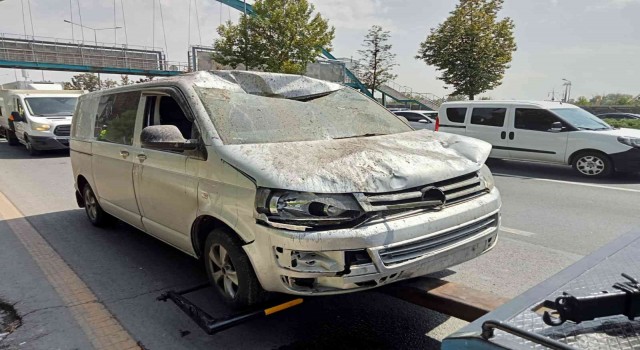 Sürücüsünün hakimiyetini kaybettiği araç otobüs durağına daldı: 3 yaralı