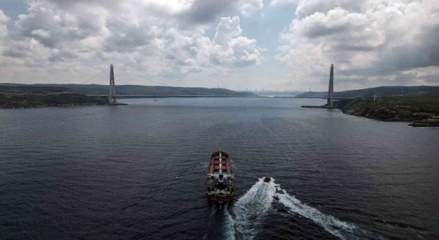 Tahıl yüklü gemi ‘Razoni İstanbul Boğazında