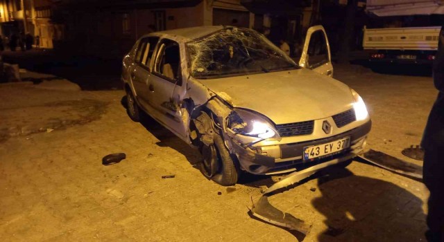 Takla atan aracın altında kalmaktan son anda kurtuldular