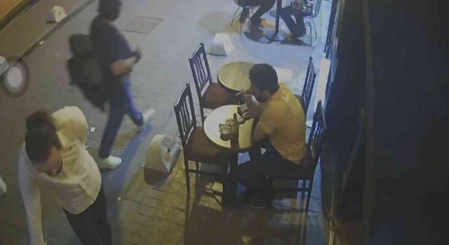 Taksimde dehşet anları kamerada: Mekana almayan kişiyi bıçakladı
