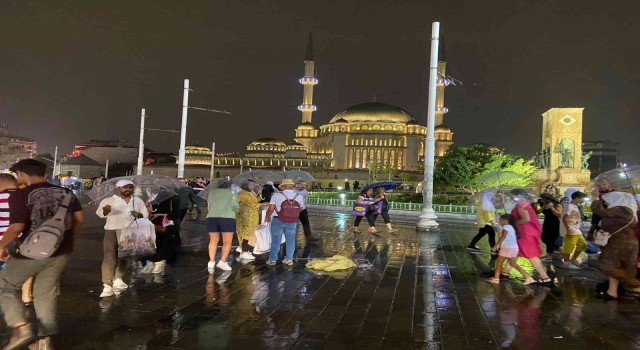 Taksimde sağanak başladı, vatandaşlar zor anlar yaşadı