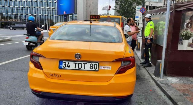 Taksimde taksi ve dolmuşlar denetlendi, kurallara uymayanlara ceza yağdı
