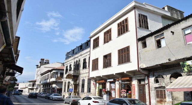 Tarihi caddede restorasyon çalışmaları