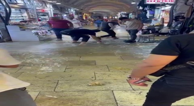 Tarihi Kapalı Çarşıyı su bastı, esnaf zor anlar yaşadı