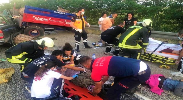 Tarım işçilerini taşıyan traktör otomobille çarpıştı: 11 yaralı
