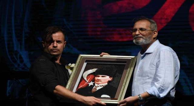 Tarsusta zafer coşkusu Emre Aydın konseriyle yaşandı