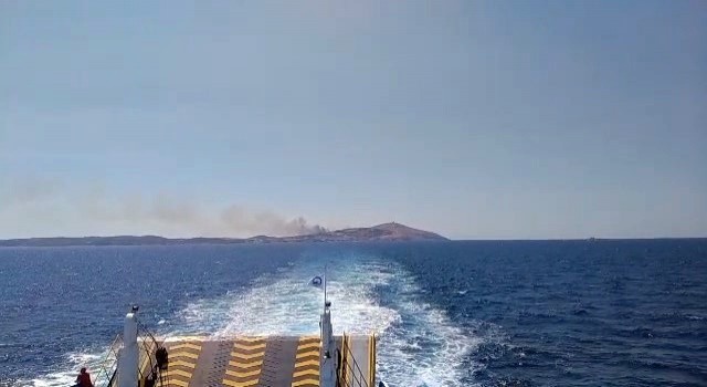 Tatil bölgesi Bozcaadada otluk yangını