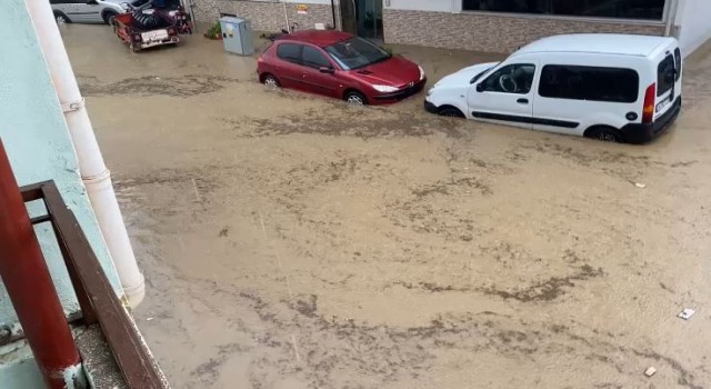 Tekirdağda dolu ve sağanak sonrası sokakları su bastı