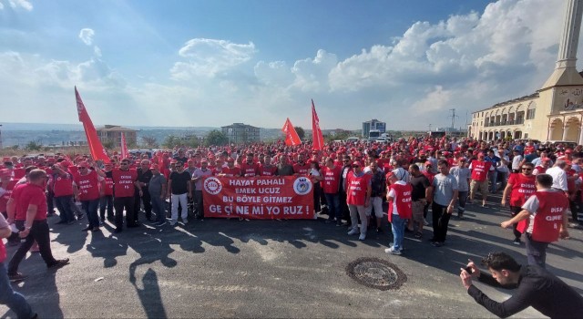 Tekirdağda maaşını az bulan yüzlerce işçi belediyeye yürüdü