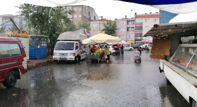 Tekirdağda sağanak yağış hayatı olumsuz etkiledi