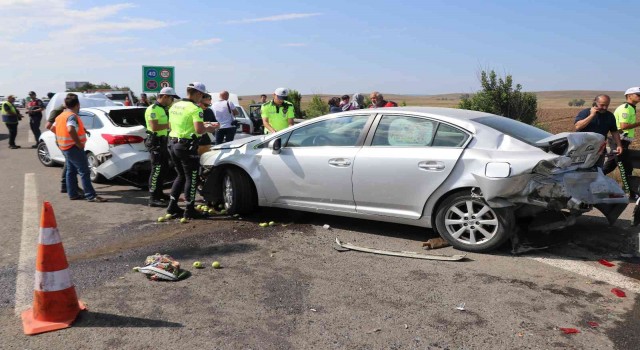 TEM Otoyolu savaş alanına döndü, 6 araç birbirine girdi: 8 yaralı