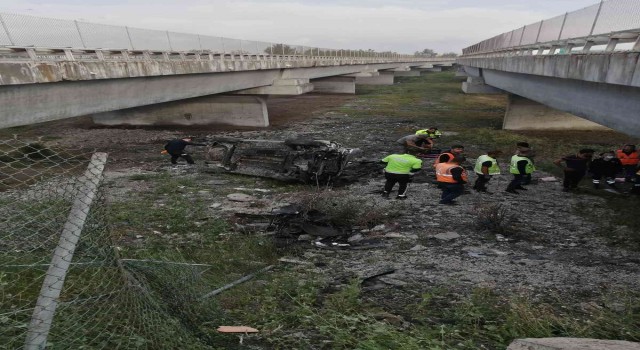 TEMde kontrolden çıkan otomobil viyadükten uçtu: 3 yaralı