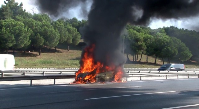 TEMde otomobil alev topuna döndü, kadın sürücü şans eseri kurtuldu