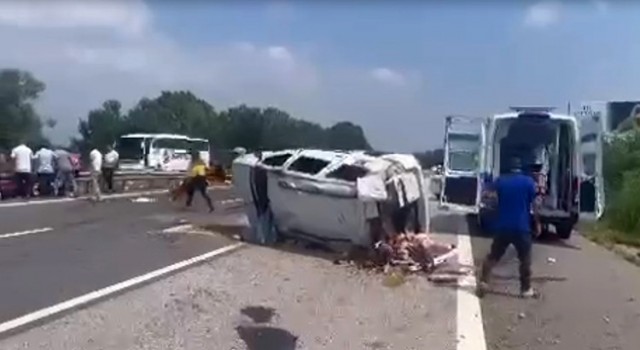TEMde otomobil takla attı: 5 yaralı