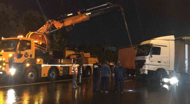 TEMde tır bariyerlere çarptı, İstanbul istikameti 1 buçuk saat trafiğe kapandı