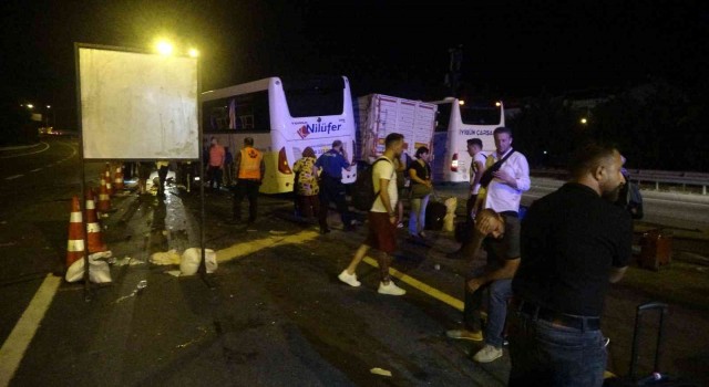 TEMde tır, kamyon ve yolcu otobüsü kazaya karıştı: 8 yaralı