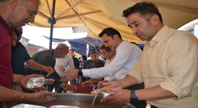 Tercanda vatandaşlara aşure dağıtıldı