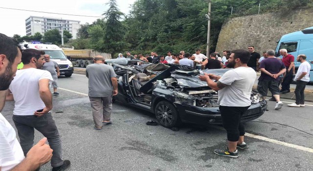 Tıra arkadan çarpan otomobilin tavanı kağıt gibi yırtıldı: 3ü çocuk, 6 yaralı