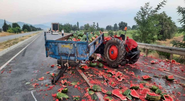 Tırın arkadan çarptığı traktördeki karpuzlar yola saçıldı