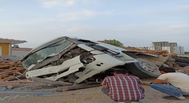 Tomruk yüklü kamyon ile otomobil çarpıştı: 5 yaralı