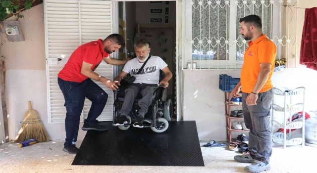 Toroslarda yürüme engelli vatandaşın evine özel rampa
