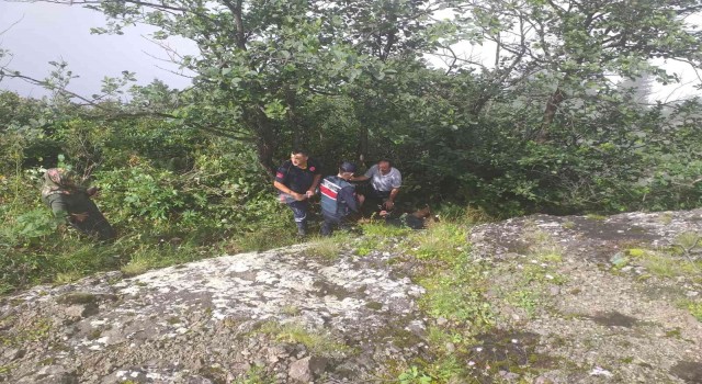 Trabzonda uçuruma düşen turisti ekipler kurtardı