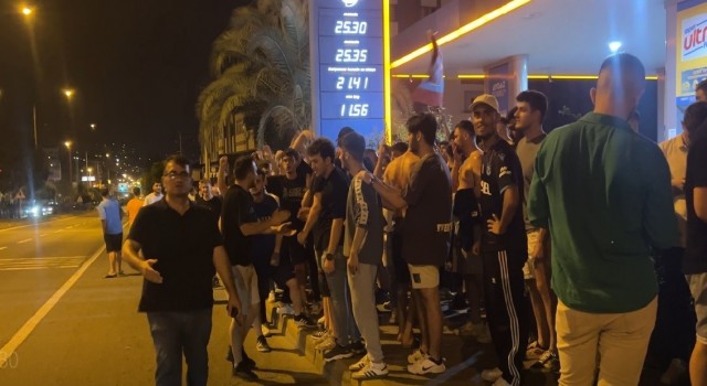 Trabzonspor taraftarı FC Kopenhagın kaldığı otelin önüne akın etti