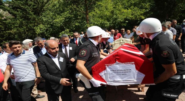 Trafik kazasında vefat eden polis memuru ve eşinin cenazeleri Artvinde toprağa verildi