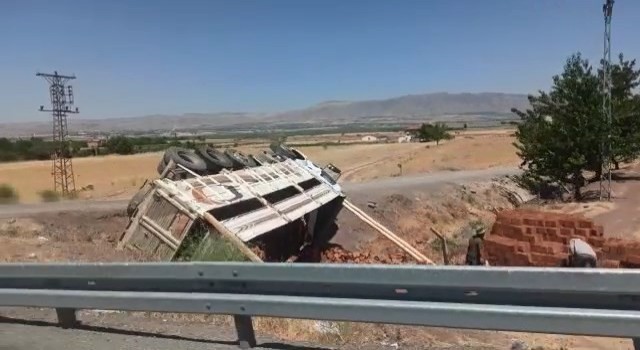Tuğla yüklü kamyon devrildi: 1 yaralı