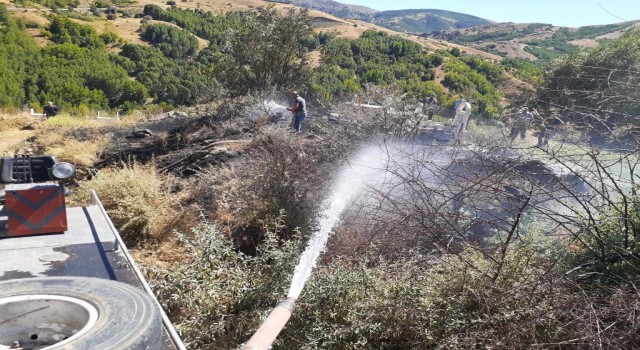 Tuncelide otluk alanda çıkan yangın söndürüldü