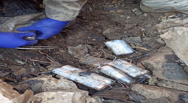 Tuncelide teröristlere ait iki sığınakta yaşam malzemeleri ele geçirildi
